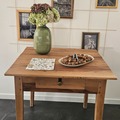 Vente avec paiement en ligne: Table d’appoint vintage bois massif avec tiroir