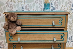 Vente avec paiement en ligne: Commode vintage bois naturel turquoise relookée