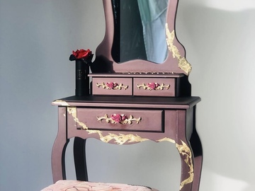 Vente avec paiement en ligne: Coiffeuse restaurée rouge dorée avec tabouret