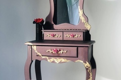 Vente avec paiement en ligne: Coiffeuse restaurée rouge dorée avec tabouret