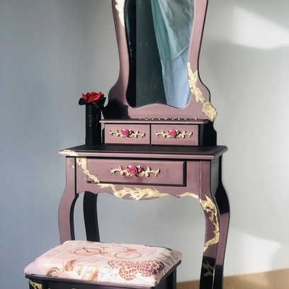 Vente avec paiement en ligne: Coiffeuse restaurée rouge dorée avec tabouret