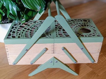 Vente avec paiement en ligne: Mini travailleuse ajourée bois motif végétal