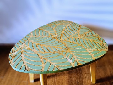 Vente avec paiement en ligne: Table basse pin verte gravée motif feuilles