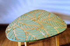 Vente avec paiement en ligne: Table basse pin verte gravée motif feuilles