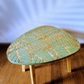 Vente avec paiement en ligne: Table basse pin verte gravée motif feuilles