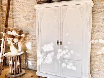 Vente avec paiement en ligne: Armoire Art Déco Parisienne crème portes sculptées