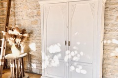 Vente avec paiement en ligne: Armoire Art Déco Parisienne crème portes sculptées