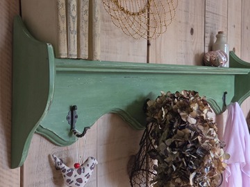 Vente avec paiement en ligne: Étagère murale vintage patinée verte à crochets