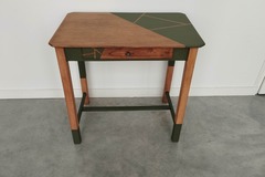 Vente avec paiement en ligne: Table d'appoint vintage hêtre vert olive tiroir