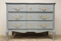 Vente avec paiement en ligne: Commode vintage en merisier relookée