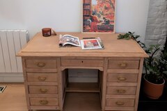 Vente avec paiement en ligne: Grand bureau ancien bois massif, 9 tiroirs