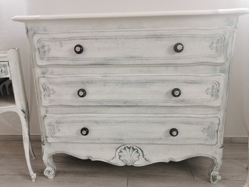 Vente avec paiement en ligne: Commode vintage relookée écume avec pochoirs colibri