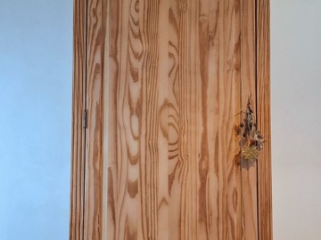 Vente avec paiement en ligne: Bonnetière en pin massif restaurée, campagne scandinave