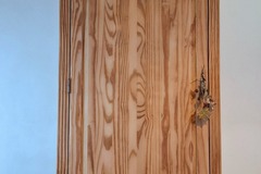 Vente avec paiement en ligne: Bonnetière en pin massif restaurée, campagne scandinave