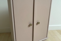 Vente avec paiement en ligne: Armoire de poupée rose vintage