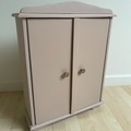 Vente avec paiement en ligne: Armoire de poupée rose vintage