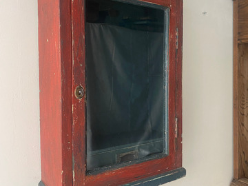 Vente avec paiement en ligne: Vitrine murale ancienne rustique bois patiné LED