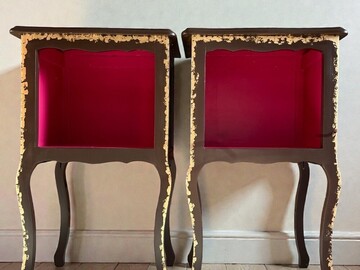 Vente avec paiement en ligne: Paire de chevets peints chocolat framboise dorés