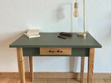 Vente avec paiement en ligne: Bureau années 60 bois massif vert glaise