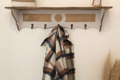 Vente avec paiement en ligne: Étagère murale vintage patères bois rose pâle