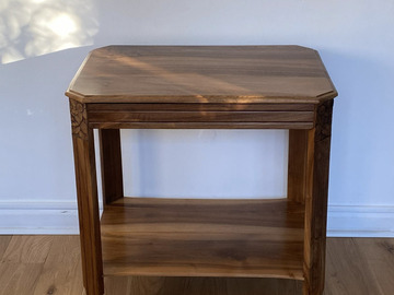 Vente avec paiement en ligne: Table d’appoint Art déco noyer massif restaurée