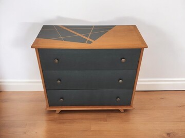 Vente avec paiement en ligne: Commode vintage noire chêne graphique années 40-50