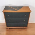 Vente avec paiement en ligne: Commode vintage noire chêne graphique années 40-50