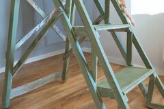 Vente avec paiement en ligne: Ancien escabeau échelle pliant vert patiné vintage