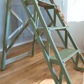Vente avec paiement en ligne: Ancien escabeau échelle pliant vert patiné vintage