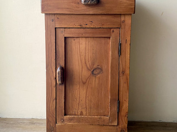 Vente avec paiement en ligne: Table de chevet ancienne bois massif rustique