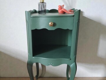 Vente avec paiement en ligne: Table de chevet vintage verte foncée rénovée