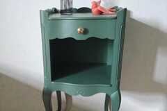Vente avec paiement en ligne: Table de chevet vintage verte foncée rénovée
