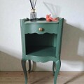 Vente avec paiement en ligne: Table de chevet vintage verte foncée rénovée