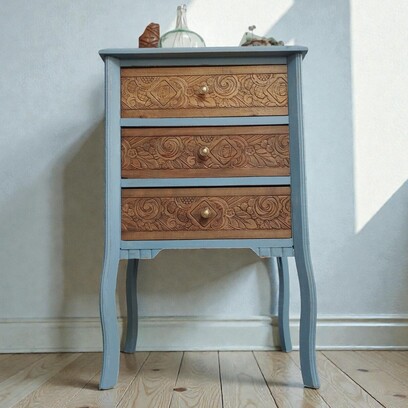 Vente avec paiement en ligne: Petite commode bohème bleu ciel bois sculpté