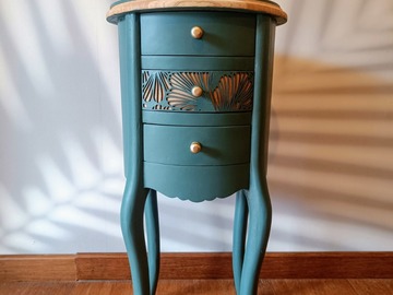 Vente avec paiement en ligne: Table d'appoint verte motifs végétaux, 3 tiroirs