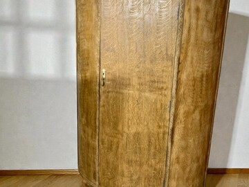 Vente avec paiement en ligne: Armoirette ancienne en bois patinée, pieds galbés