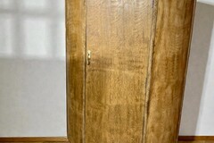 Vente avec paiement en ligne: Armoirette ancienne en bois patinée, pieds galbés