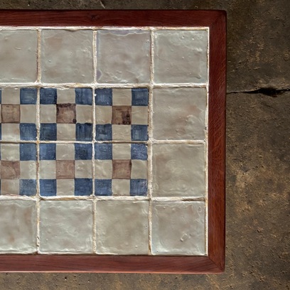 Vente avec paiement en ligne: Table d’appoint vintage bois céramiques tiroir