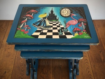 Vente avec paiement en ligne: Tables gigognes Alice au Pays des Merveilles