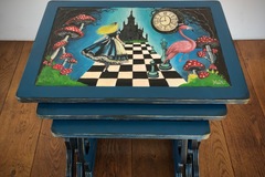 Vente avec paiement en ligne: Tables gigognes Alice au Pays des Merveilles