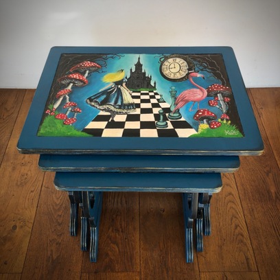 Vente avec paiement en ligne: Tables gigognes Alice au Pays des Merveilles