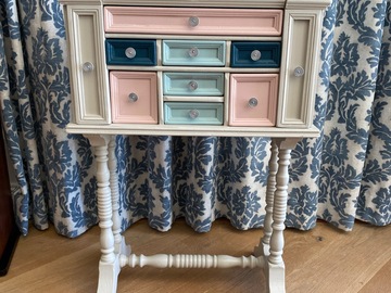 Vente avec paiement en ligne: Travailleuse de couture ancienne peinte pastel