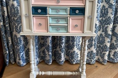 Vente avec paiement en ligne: Travailleuse de couture ancienne peinte pastel