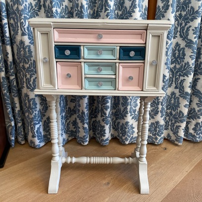 Vente avec paiement en ligne: Travailleuse de couture ancienne peinte pastel