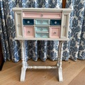 Vente avec paiement en ligne: Travailleuse de couture ancienne peinte pastel