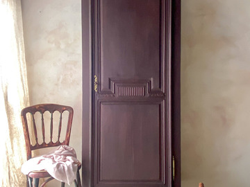 Vente avec paiement en ligne: Bonnetière ancienne bois massif aubergine rénovée