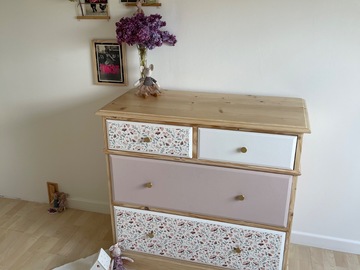 Vente avec paiement en ligne: Commode en pin vintage rose et blanc