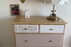 Vente avec paiement en ligne: Commode en pin vintage rose et blanc