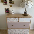 Vente avec paiement en ligne: Commode en pin vintage rose et blanc