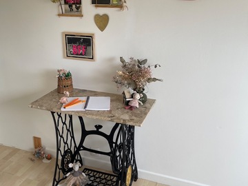 Vente avec paiement en ligne: Table d’appoint marbre, piétement machine à coudre Singer